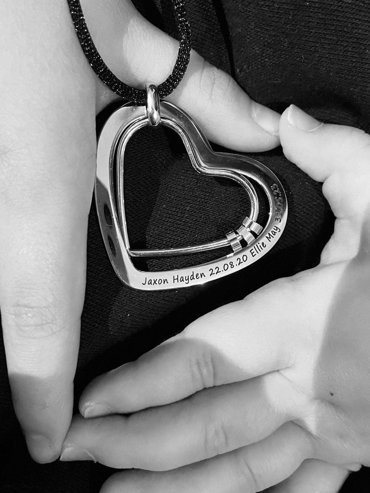 Heart-shaped feeding pendant with engraved text 