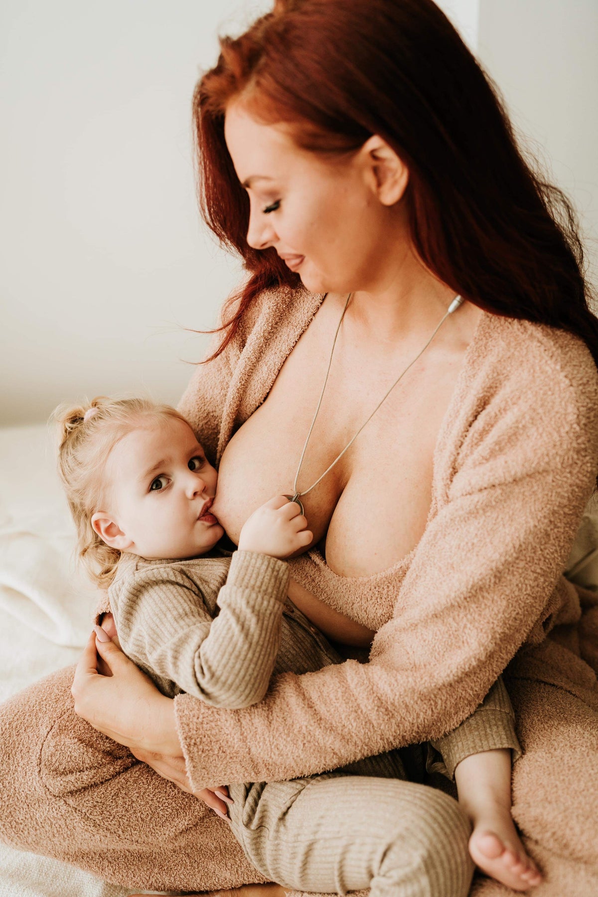 breast feeding baby with feeding necklace