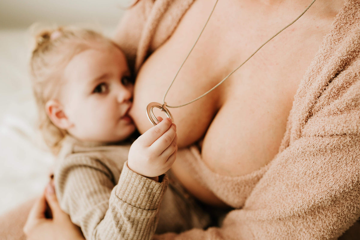 breast feeding baby with feeding necklace