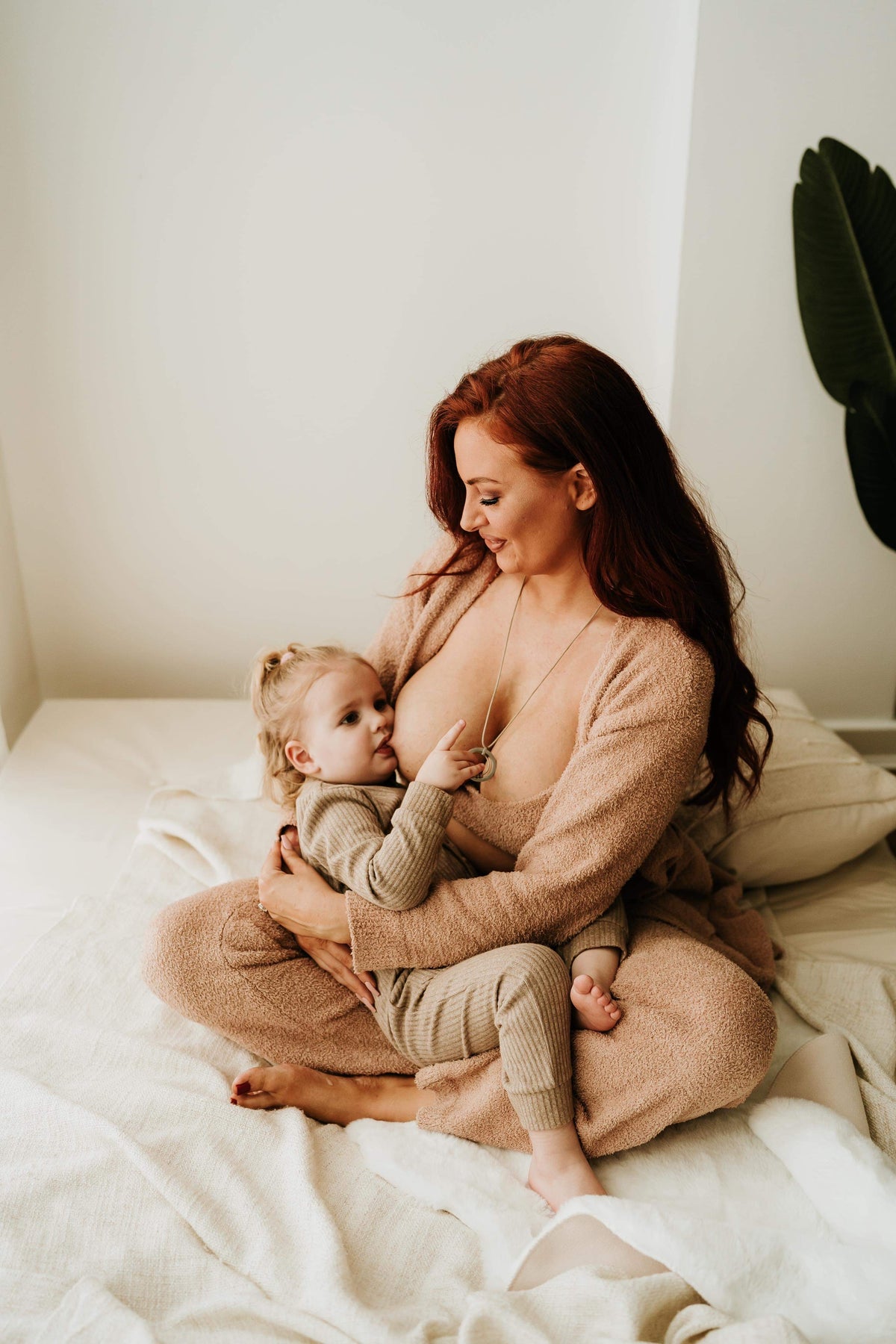 breast feeding baby with feeding necklace